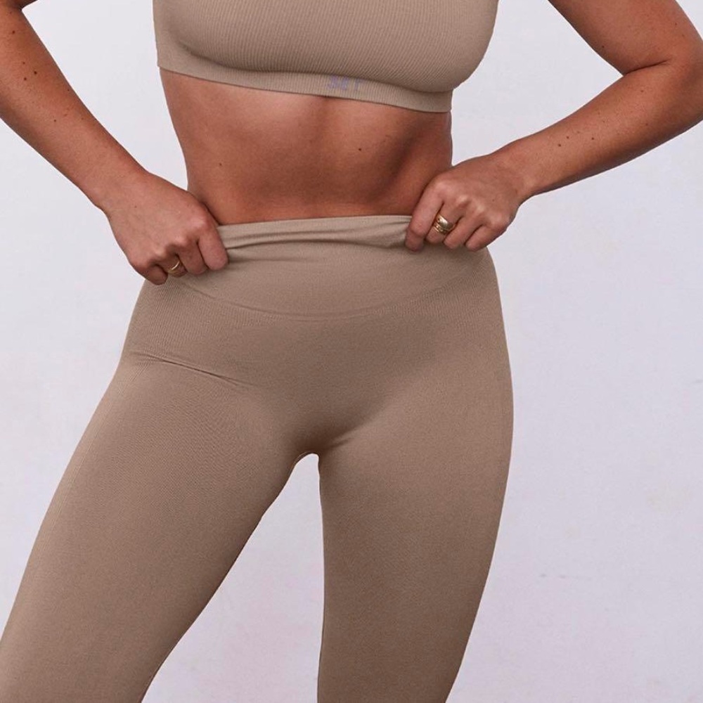 Set Active Sculptflex Ribbed V Bra and Leggings in Sand